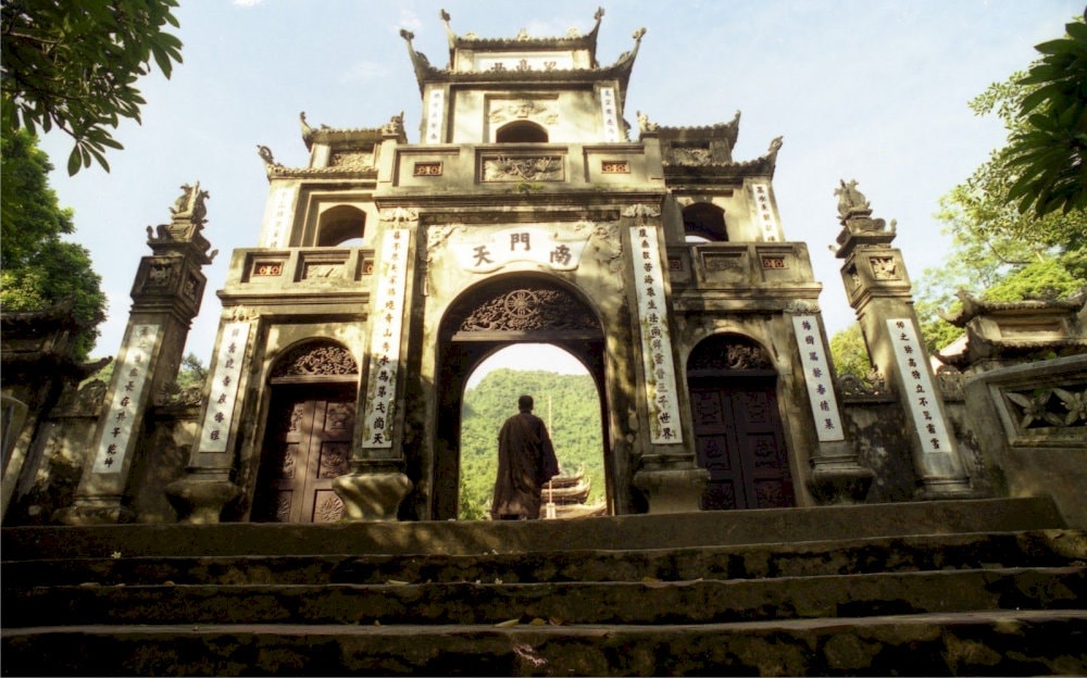 Cổng chùa uy nghiêm, trang trọng